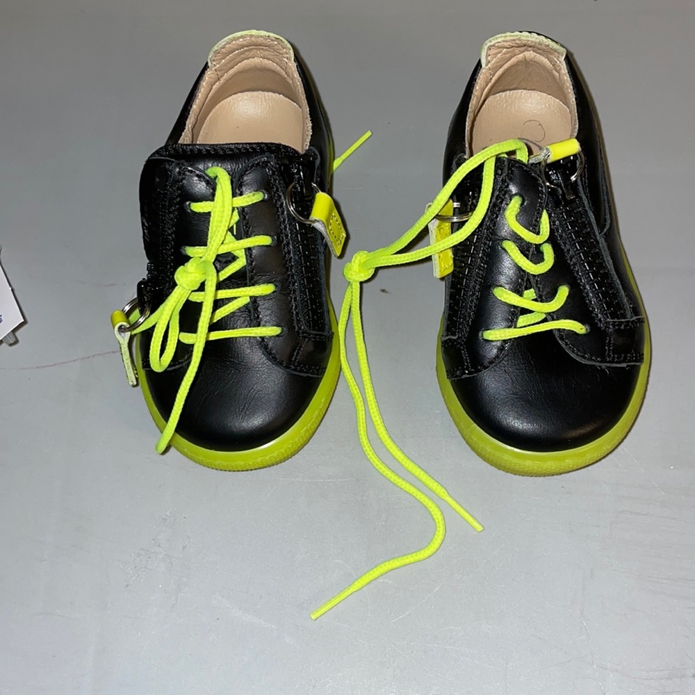 Sneakers brand NEW